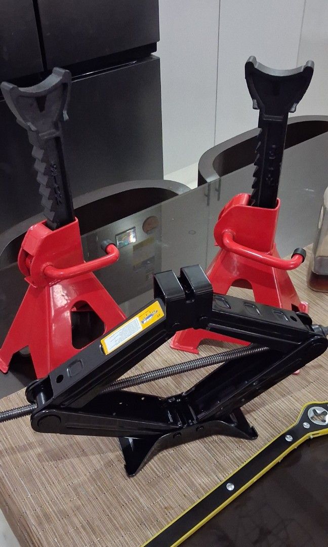 Car Lifting Set (Category: Construction Tools & Equipment) located in San Leonardo. Submitted by anthony14364 (Listing ID 1440841404, Image 1). Description: Sulit na sulit para sa may sasakyan, vulcanizing shop, o pang-emergency sa bahay! ✅ 2 pcs Hydraulic Jack ✅ 1 pc Scissor Jack ✅ Maayos at matibay pa gamitin ✅ Handa agad sa tire replacement at maintenance ✅ Hindi ka mabibitin sa lakas at tibay Kung madalas kang bumiyahe, mahalagang may sarilin