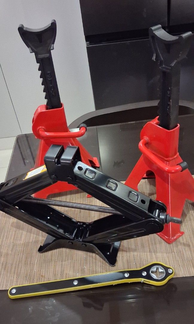 Car Lifting Set (Category: Construction Tools & Equipment) located in San Leonardo. Submitted by anthony14364 (Listing ID 1440841404, Image 2). Description: Sulit na sulit para sa may sasakyan, vulcanizing shop, o pang-emergency sa bahay! ✅ 2 pcs Hydraulic Jack ✅ 1 pc Scissor Jack ✅ Maayos at matibay pa gamitin ✅ Handa agad sa tire replacement at maintenance ✅ Hindi ka mabibitin sa lakas at tibay Kung madalas kang bumiyahe, mahalagang may sarilin