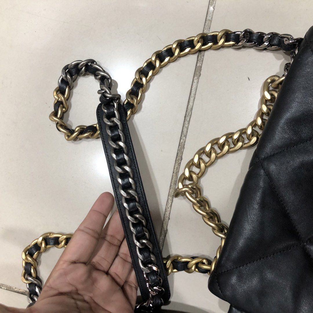 Chanel pre loved (Category: Luxury Bags & Wallets) located in Bacolod City. Submitted by hanap_ukay_540 (Listing ID 1440795797, Image 3). Description: Chanel Location Bacolod City Negros Occ Ukay po not a brand new Price: 5500 or best offer Pay now ship now Unli video call Dm me if interested .
