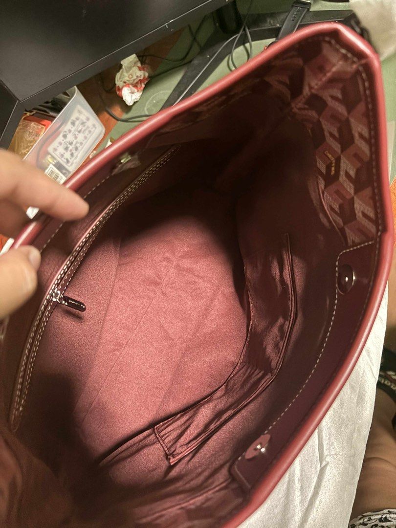 Christy Ng Alesso Hobo Bag (Category: Tote Bags) located in Lipa City. Submitted by issaaawwww (Listing ID 1440945904, Image 2). Description: - Brand: Christy Ng - Style: Hobo Bag - Color: Burgundy - Includes: Dust bag - Ideal for: Everyday use Original. Bought in Christy Ng Malaysia.