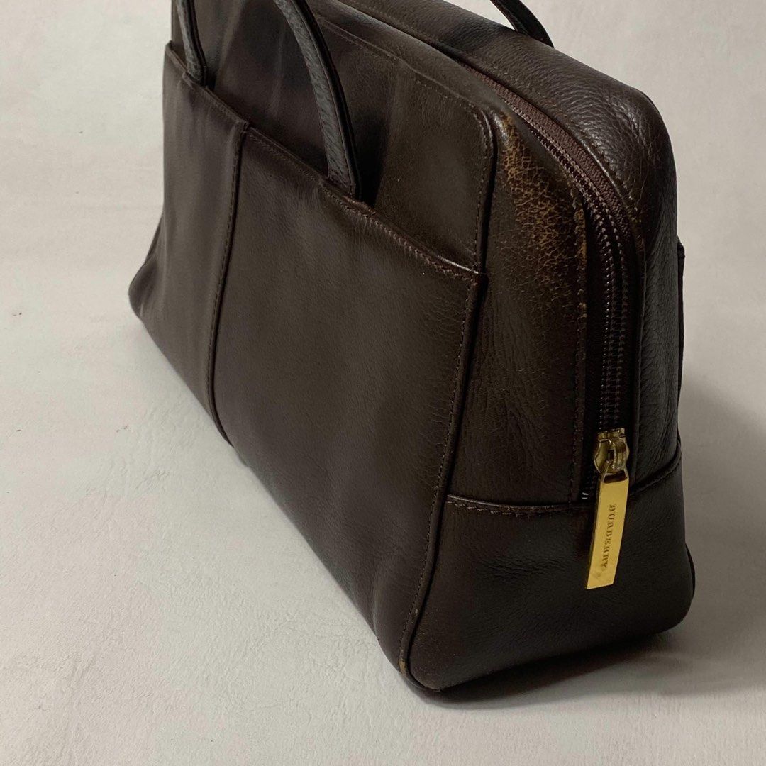 Classic Burberry Leather Hand bag (Category: Luxury Bags & Wallets) located in San Fernando. Submitted by rianne_von (Listing ID 1440869691, Image 2). Description: Condition:Very Good Issue:Scratches see pic Width 12.5 inchest Length 7.5 inchest.