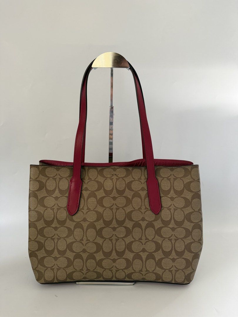 Coach Avenue Carryall Mocha 2way (Category: Luxury Bags & Wallets) located in Davao. Submitted by stellietas (Listing ID 1440848711, Image 2). Description: ✨Condition: Excellent outer condition, the only issue is the wrinkled interior, clean interior. ✨Size:13L x 9.25H x 5W inches ✨First to pay gets it. ✨💯 % original or money back ✨Japan preloved 📍Davao City | Shipping nationwide via J&T DM to order or comment “MINE”🤍 #CoachPH #Coachvintagebag