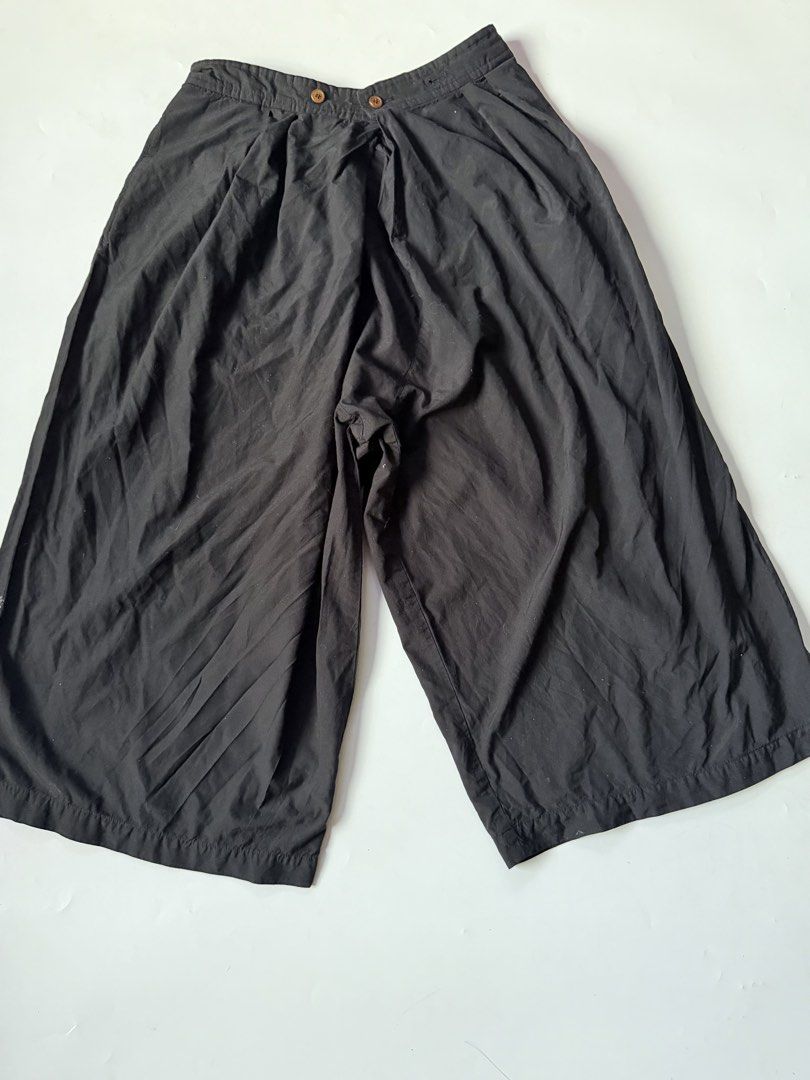 Comme Des Garçons Wide Leg Pants Black (Category: Trousers) located in Baguio. Submitted by themgarbage (Listing ID 1440878654, Image 3). Description: Size tagged:S Issue:None Waistline:29 Length:33 Thighs:18 Opening:14.5.