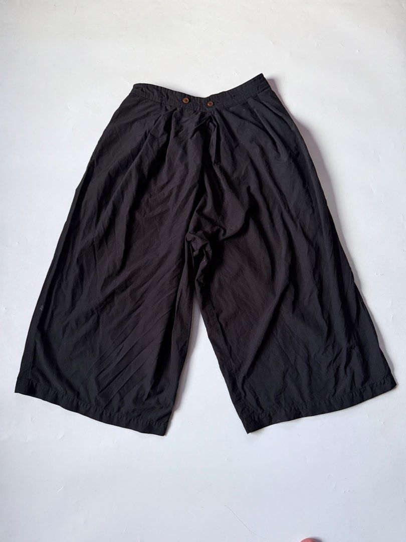 Comme Des Garçons Wide Leg Pants Black (Category: Trousers) located in Baguio. Submitted by themgarbage (Listing ID 1440878654, Image 1). Description: Size tagged:S Issue:None Waistline:29 Length:33 Thighs:18 Opening:14.5.