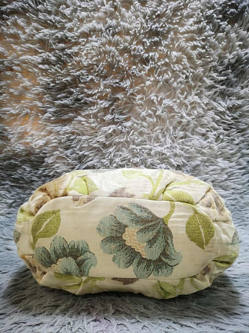 Cream Floral Design Hand Bag (Category: Purses & Pouches) located in Santa Cruz. Submitted by jmy_surplus.2 (Listing ID 1440892862, Image 2). Description: Size ; L - 9 W - 12 Color ; Cream Type ; Hand Bag Brand ; No brand Material ; Nylon Style ; Floral Hand bag LR 161 JMY 4 Batch #207.