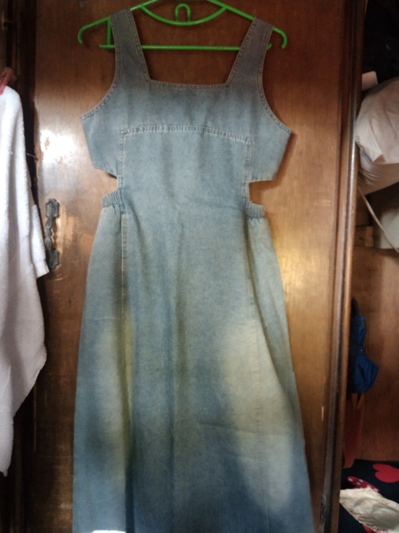 Denim Midi Dress with Cut-out Sides (Category: Dresses) located in Manila. Submitted by fiercefish.b07a25 (Listing ID 1440947639, Image 3). Description: - Blue vintage denim midi dress - Square neckline with wide straps - Stylish side cut-out details - Comfortable elasticated waist _ with two side pockets - Convenient back zipper closure - Ideal for casual outings and everyday wear MEASUREMENTS: BUST 32 TO 34 INCHES WAIST 26 TO 28 INCHES LENGTH 4