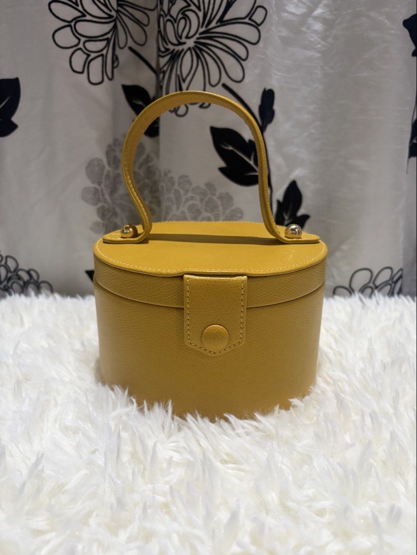 Didith Lamarthe Paris (Category: Luxury Bags & Wallets) located in Cabagan. Submitted by brandsforless88 (Listing ID 1440789033, Image 1). Description: Authentic 🇫🇷 Complete inclusions Calfskin Like new condition.