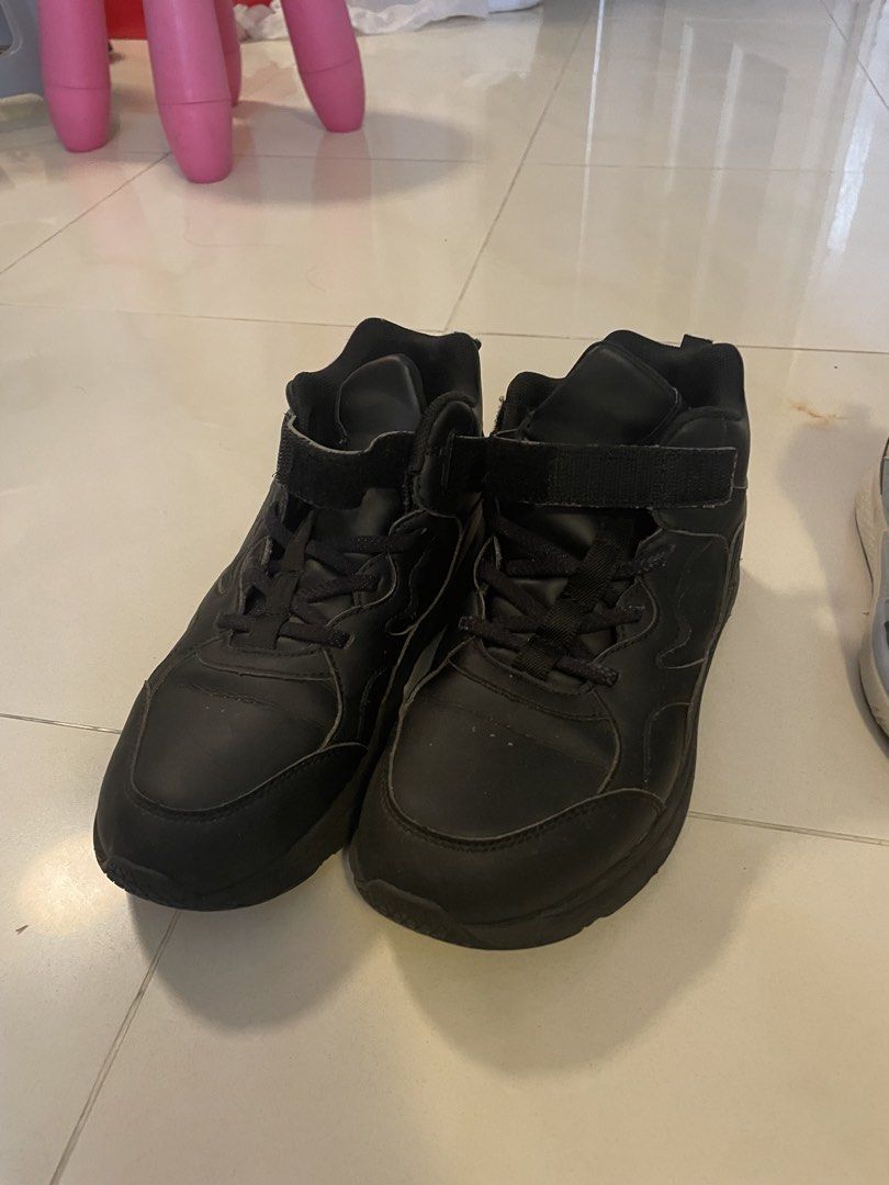 dr kong （分類：波鞋）位於 Hong Kong。 由 uuuuuuuuooooreee 提交（商品編號 1440831744，圖片 1）。簡介： Black high-top sneakers. Lace-up front with an added velcro strap for extra security. Good for everyday wear. Some minor scuffs visible on the toe area. Please check the photos for details.。