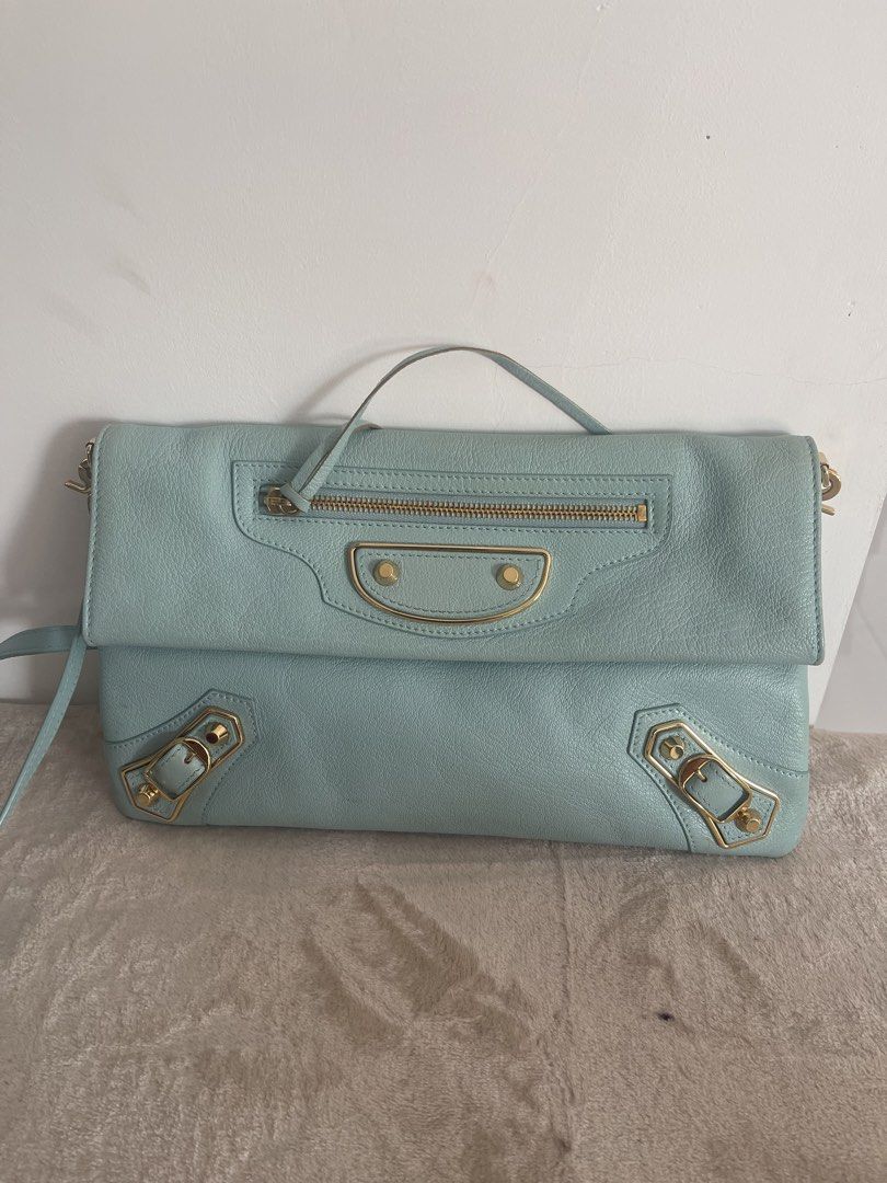 edge clutch (Category: Luxury Bags & Wallets) located in Baguio. Submitted by jeremybagz (Listing ID 1440772143, Image 1). Description: comes with dustbag.