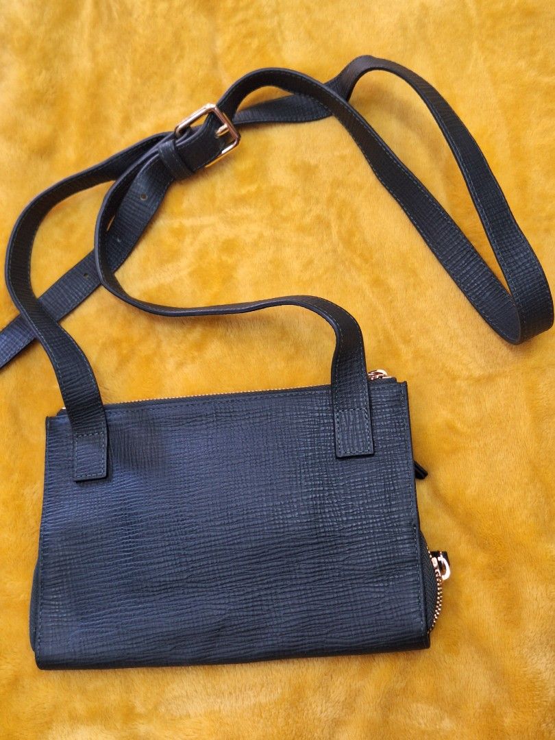 Emporio Armani (Category: Luxury Bags & Wallets) located in Puerto Princesa. Submitted by jercksthriftph (Listing ID 1440889199, Image 2). Description: Emporio Armani cross body / sling bag excellent condition iten is thrifted/ukay.