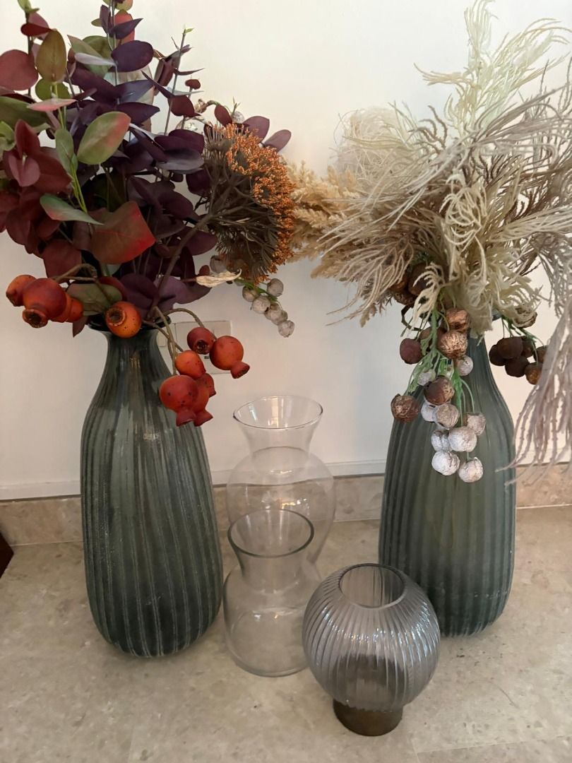 Glass Vases (Category: Artificial Plants & Flowers) located in Singapore. Submitted by littleonesstuff (Listing ID 1440873601, Image 1). Description: $20 each. Pickup River Valley..