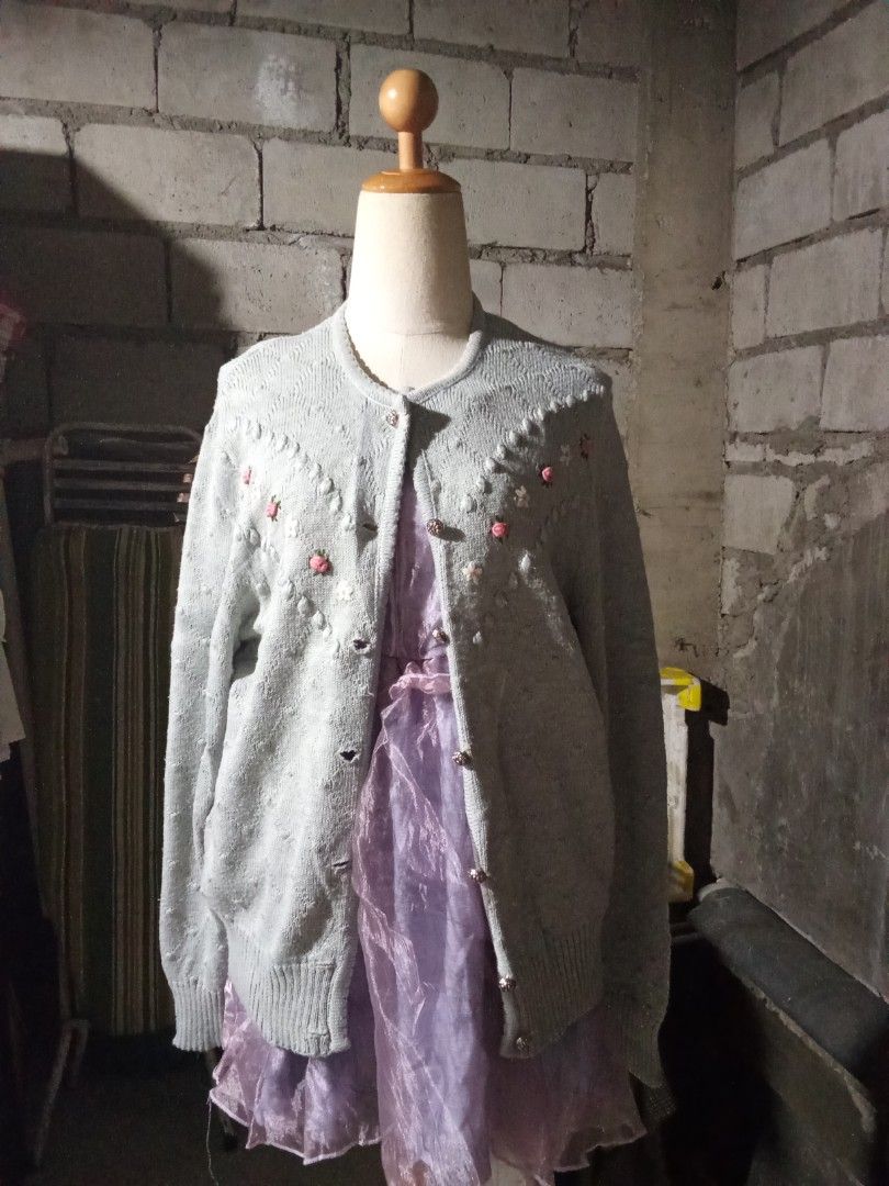 Gray Vintage knitted flower designed cardigan (Category: Coats, Jackets and Outerwear) located in Meycauayan. Submitted by midori021 (Listing ID 1440912208, Image 1). Description: oversize see last pic for flaw.