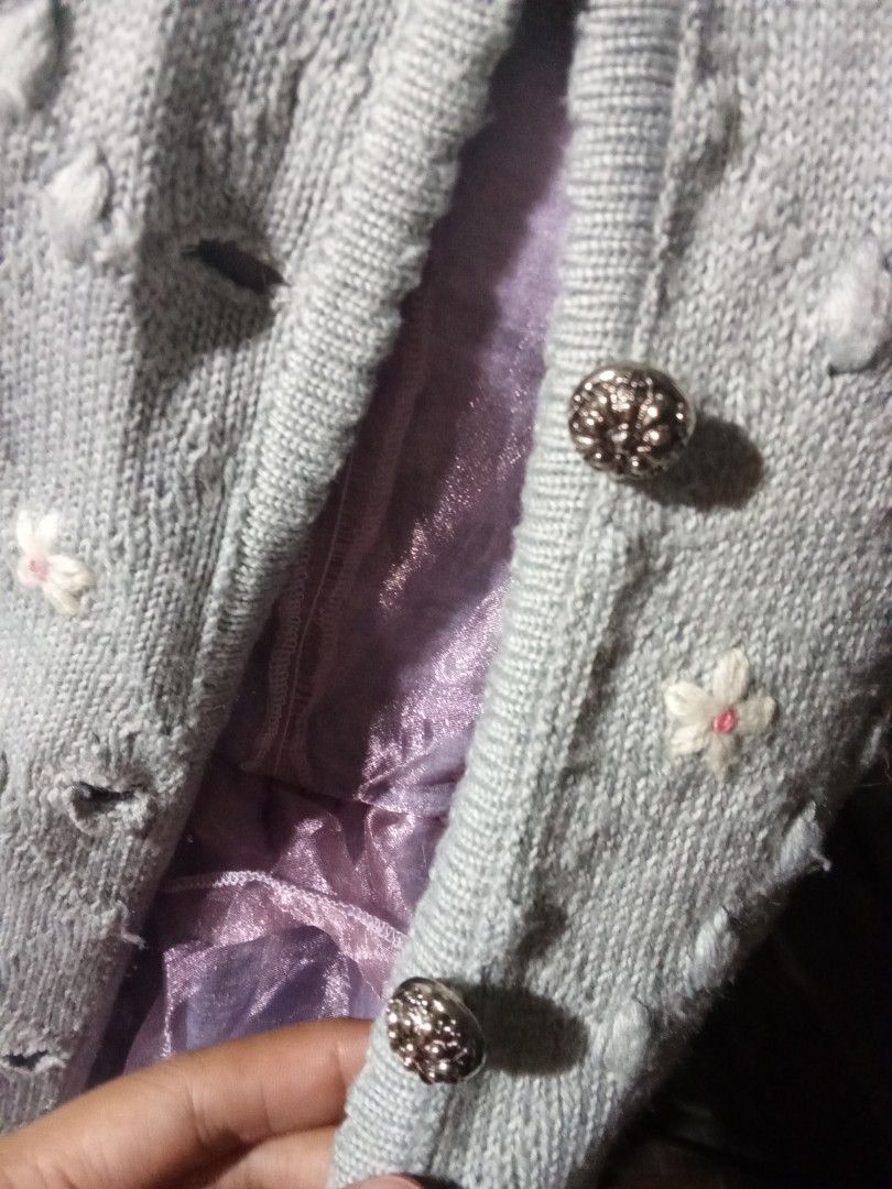 Gray Vintage knitted flower designed cardigan (Category: Coats, Jackets and Outerwear) located in Meycauayan. Submitted by midori021 (Listing ID 1440912208, Image 3). Description: oversize see last pic for flaw.