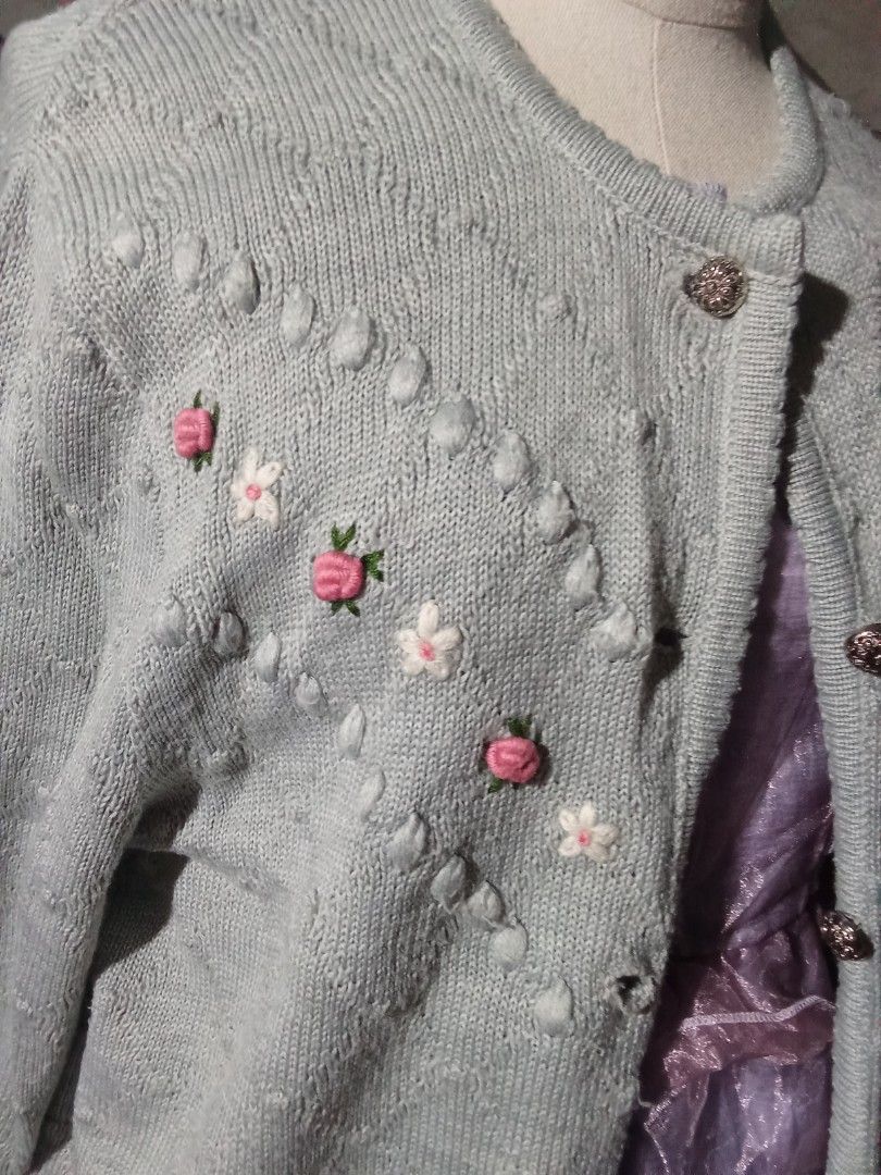 Gray Vintage knitted flower designed cardigan (Category: Coats, Jackets and Outerwear) located in Meycauayan. Submitted by midori021 (Listing ID 1440912208, Image 2). Description: oversize see last pic for flaw.