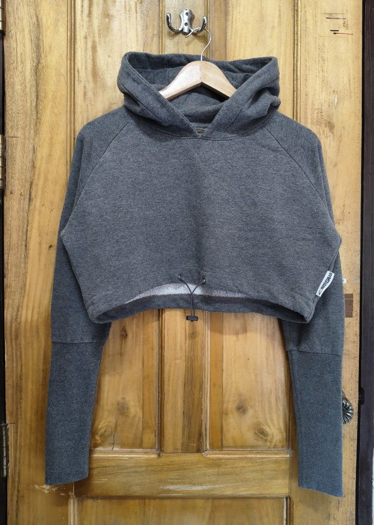 Gymshark Grey Cropped Hoodie (Category: Coats, Jackets and Outerwear) located in Siquijor. Submitted by retrothreads-r18 (Listing ID 1440775932, Image 1). Description: - Grey cropped hoodie from Gymshark - Long sleeves with ribbed cuffs - Adjustable drawstring hem for a customized fit - Soft and comfortable material - Ideal for workouts or casual outfits - Features the Gymshark logo on the sleeve.
