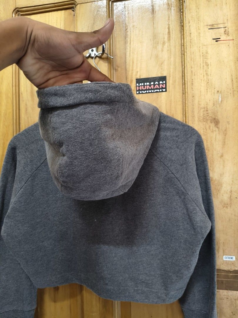 Gymshark Grey Cropped Hoodie (Category: Coats, Jackets and Outerwear) located in Siquijor. Submitted by retrothreads-r18 (Listing ID 1440775932, Image 2). Description: - Grey cropped hoodie from Gymshark - Long sleeves with ribbed cuffs - Adjustable drawstring hem for a customized fit - Soft and comfortable material - Ideal for workouts or casual outfits - Features the Gymshark logo on the sleeve.