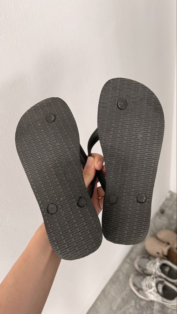 Havaianas Black Flip-Flops with Silver Logo (Category: Flipflops and Slides) located in Singapore. Submitted by koalaxcat (Listing ID 1440824016, Image 3). Description: Size: 35/36 Worn once but too small .