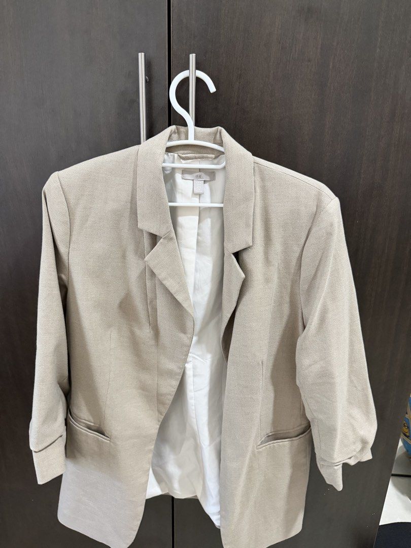 H&M Blazer (Category: Coats, Jackets and Outerwear) located in Mandaluyong City. Submitted by mry.mry (Listing ID 1440804968, Image 1). Description: .