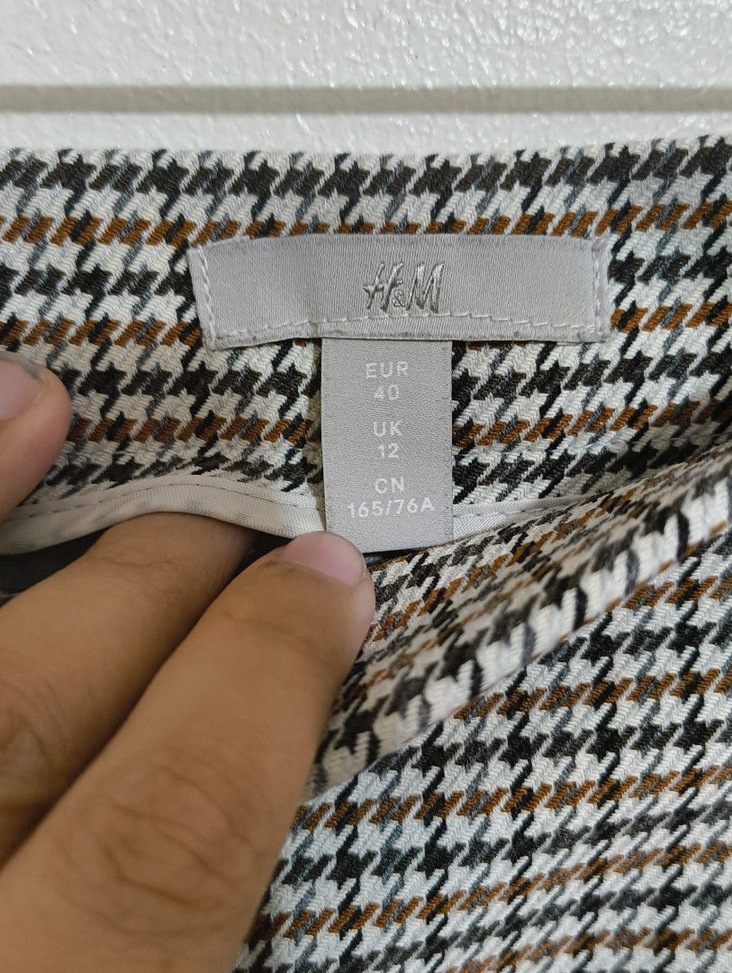 H&M Houndstooth Pencil Skirt (Category: Skirts) located in Quezon City. Submitted by afteruse (Listing ID 1440892312, Image 2). Description: .