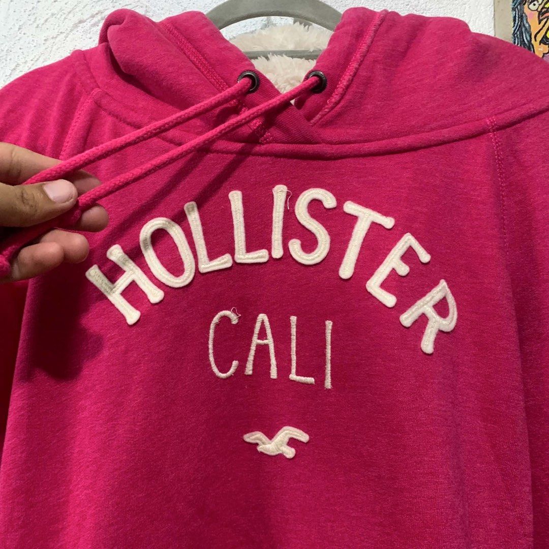 Hollister Pink Pull Over Hoodie (Category: Coats, Jackets and Outerwear) located in Bulacan. Submitted by ridersthrift_ph (Listing ID 1440842972, Image 2). Description: Large Women's No Flaws Excellent Gcash Payment Bulacan 📍.