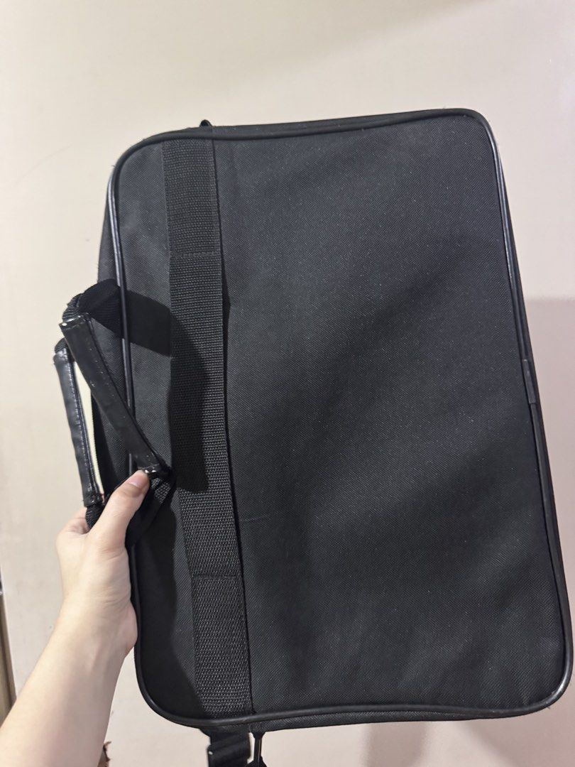 HP laptop bag black horizontal (Category: Briefcases) located in Mandaluyong City. Submitted by muchloveby_micren (Listing ID 1440844789, Image 2). Description: Can fit 13-15 inches laptop. Only flaw is the handle with 2 white spot. Removable dirt on the bag's body .