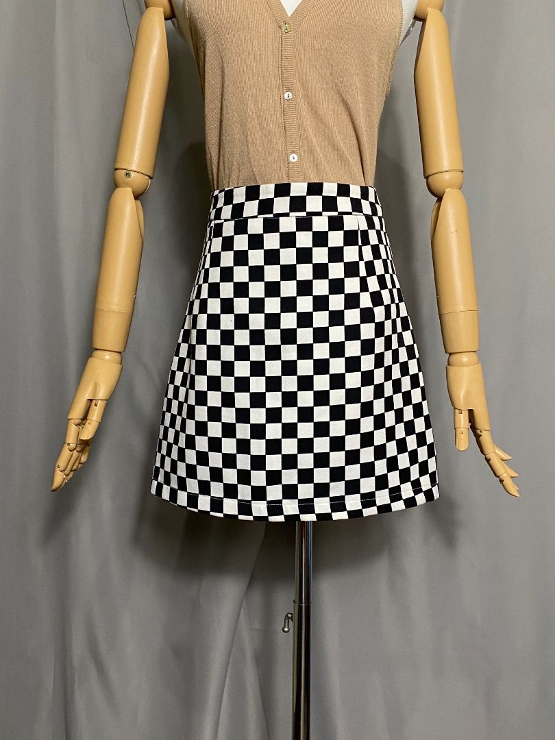 SALE Black and white Checkered Mini Skirt (Category: Skirts) located in Las Pinas. Submitted by ipickyou (Listing ID 1440784498, Image 1). Description: Checkered Mini Skirt Unwashed Condition: 10/10 𝗣𝗿𝗶𝗰𝗲: ₱𝟱𝟱𝟬 𝗠𝗲𝗮𝘀𝘂𝗿𝗲𝗺𝗲𝗻𝘁𝘀 𝘄𝗵𝗲𝗻 𝗹𝗮𝗶𝗱 𝗳𝗹𝗮𝘁: -Size L -Waist: 14” -Length: 15”.
