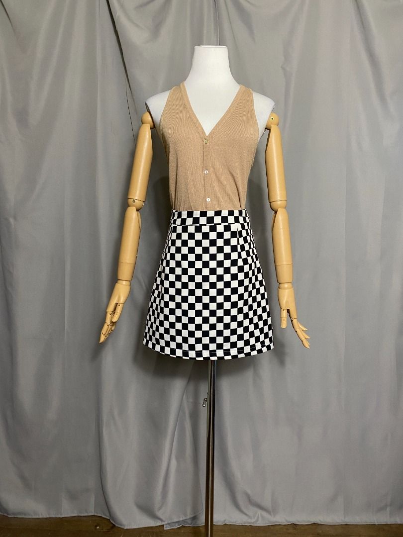 SALE Black and white Checkered Mini Skirt (Category: Skirts) located in Las Pinas. Submitted by ipickyou (Listing ID 1440784498, Image 2). Description: Checkered Mini Skirt Unwashed Condition: 10/10 𝗣𝗿𝗶𝗰𝗲: ₱𝟱𝟱𝟬 𝗠𝗲𝗮𝘀𝘂𝗿𝗲𝗺𝗲𝗻𝘁𝘀 𝘄𝗵𝗲𝗻 𝗹𝗮𝗶𝗱 𝗳𝗹𝗮𝘁: -Size L -Waist: 14” -Length: 15”.