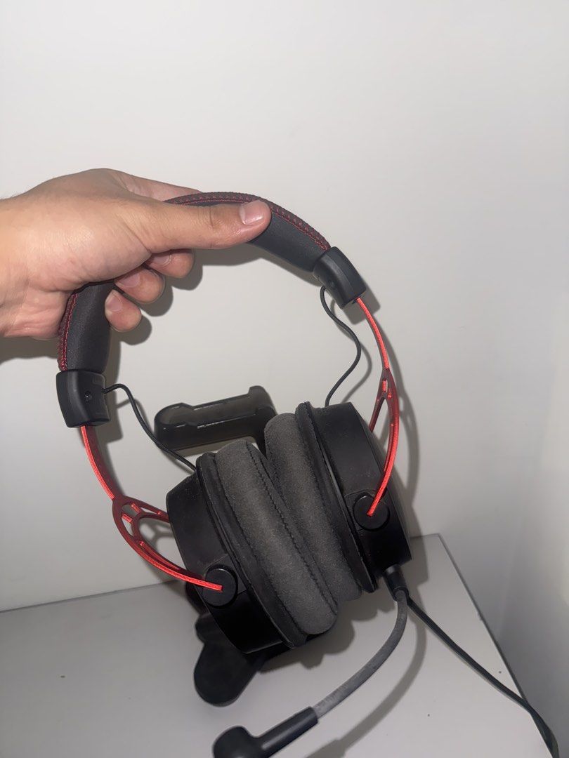 HyperX Cloud 2 (Category: Headphones & Headsets) located in Banting. Submitted by blockwear (Listing ID 1440945554, Image 3). Description: hyperx cloud 2 .comes with stand.