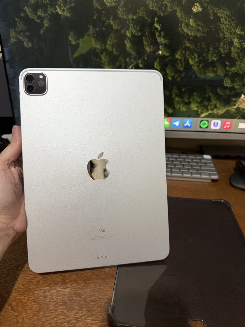 iPad Pro 11 inch 2nd generation 256gb Wifi Only Silver FIXED PRICE (Category: iPad) located in Manila. Submitted by razelysonn (Listing ID 1440910521, Image 1). Description: FIXED PRICE FIXED PRICE - still in great condition iPad Pro 2nd generation - 11 inch - 256gb - Wifi only - Silver NO ISSUE NO REPAIRS SIDE BY SIDE POSTED in great working condition inclusions: Unit itself (NO BOX) Essager cable Free Case Meetup: Binondo / UST LBC COD / COP ✅ 