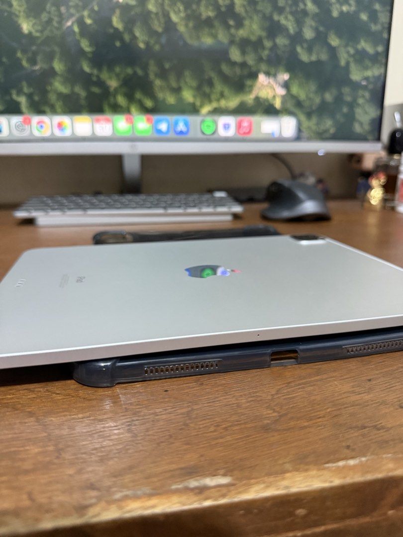 iPad Pro 11 inch 2nd generation 256gb Wifi Only Silver FIXED PRICE (Category: iPad) located in Manila. Submitted by razelysonn (Listing ID 1440910521, Image 3). Description: FIXED PRICE FIXED PRICE - still in great condition iPad Pro 2nd generation - 11 inch - 256gb - Wifi only - Silver NO ISSUE NO REPAIRS SIDE BY SIDE POSTED in great working condition inclusions: Unit itself (NO BOX) Essager cable Free Case Meetup: Binondo / UST LBC COD / COP ✅ 