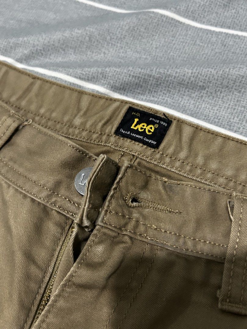 Lee Men's Khaki Chino Shorts (Category: Shorts) located in Imus. Submitted by Jdavid (Listing ID 1440775593, Image 3). Description: - Brand: Lee - Type: Chino Shorts - Color: Khaki - Style: Classic five-pocket .