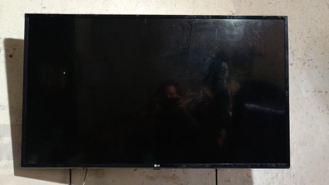 LG Television (Category: TV) located in Taguig. Submitted by whitetulips22 (Listing ID 1440867998, Image 1). Description: LG SMART TV 41' FOR SALE NO issue with functionality ISSUE: NO REMOTE ( PERO AVAILABLE SA SHOPPEE) PRICE: 8K (SLIGHTLY NEGOTIABLE) RFS: UPGRADING PTPA.