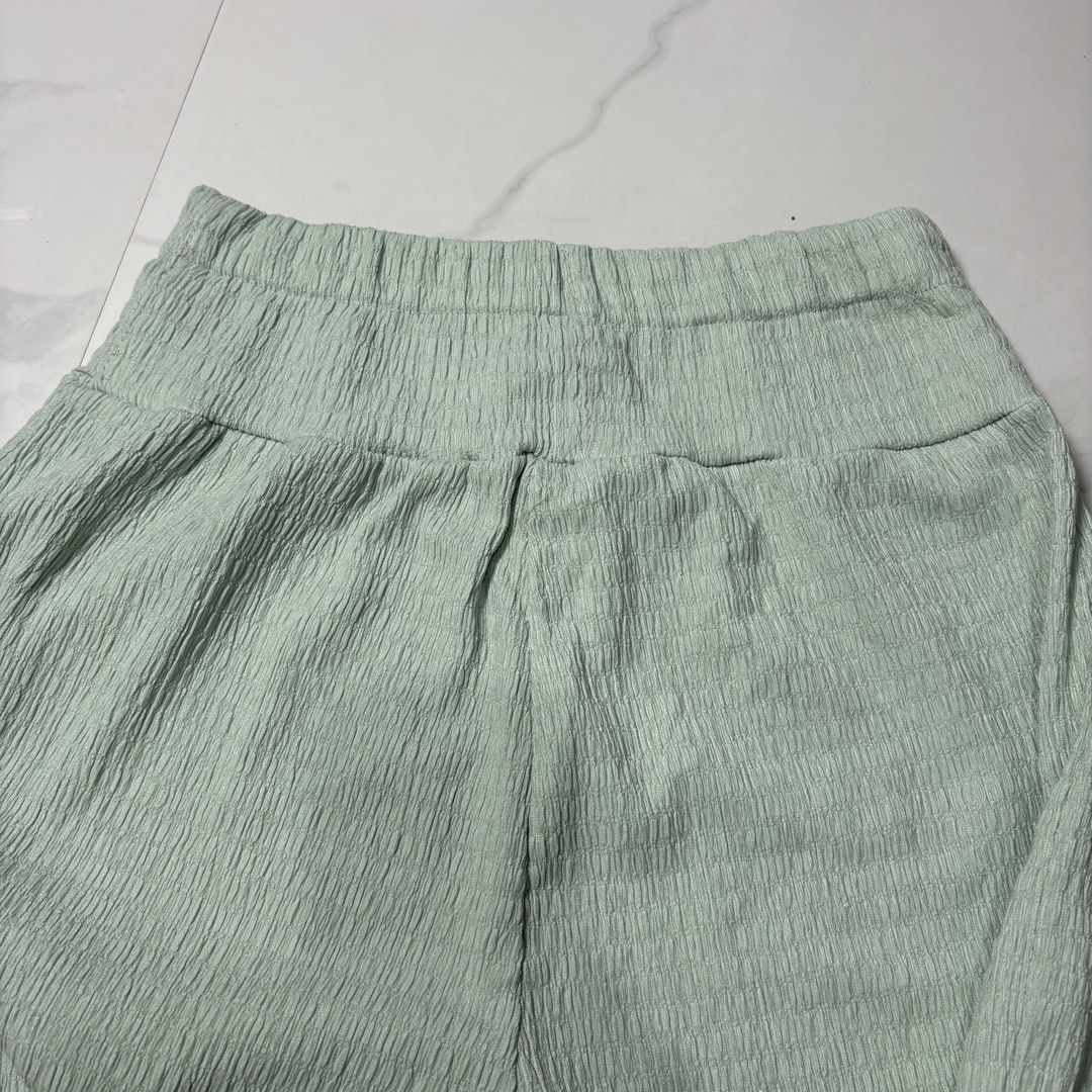 Light Green Textured High-Waisted Flare Pants (Category: Other Bottoms) located in Magalang. Submitted by dclutter_ki (Listing ID 1440934249, Image 2). Description: REPRICED (150 b4) Waist: 22-32 Length: 41 Pm me for more pics and questions. MOP: GCash/Maribank/Maya Light green pants with a textured fabric. High-waisted design with a comfortable elastic waistband. Flare leg silhouette. Great for casual wear or dressing up..