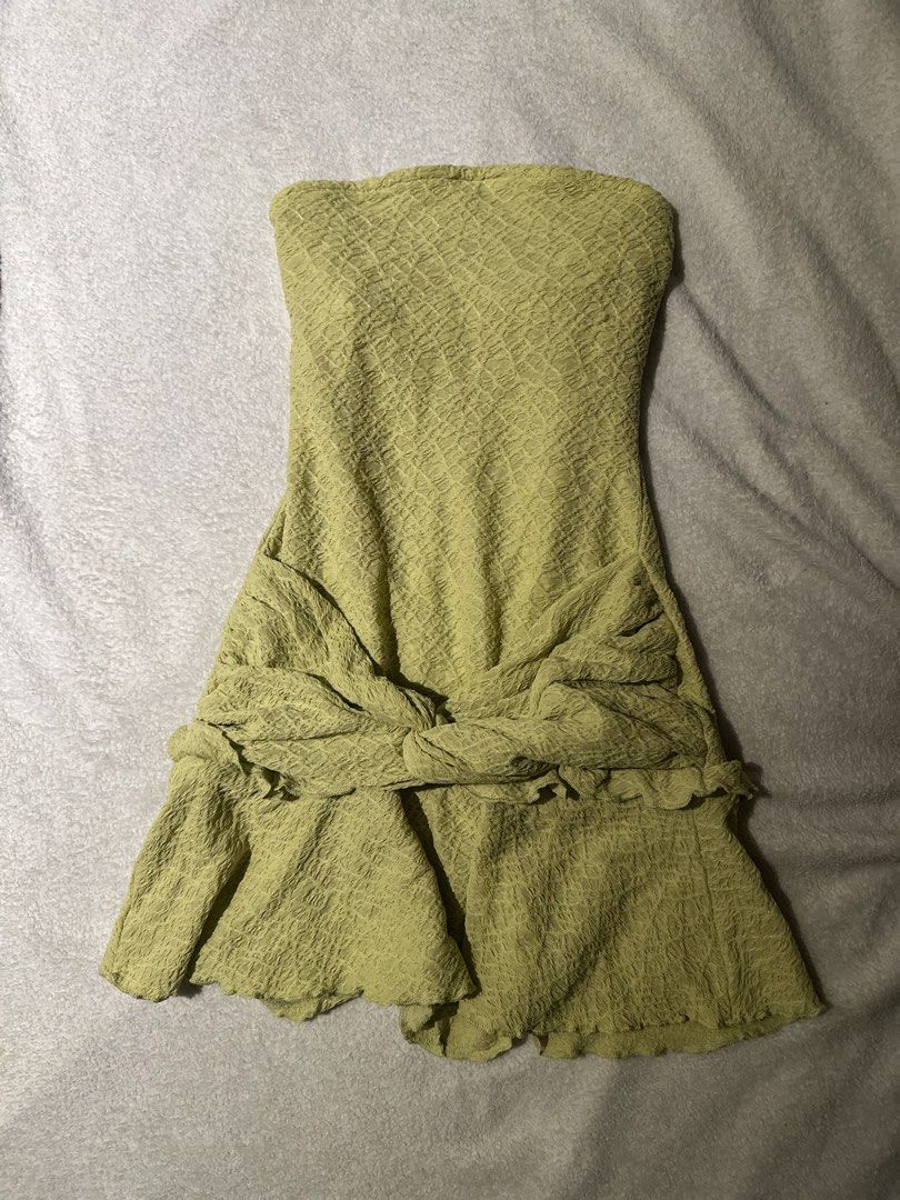 Lime Green Textured Strapless Twist Front Mini Dress (Category: Dresses) located in Quezon City. Submitted by kalmai (Listing ID 1440914174, Image 1). Description: never used.