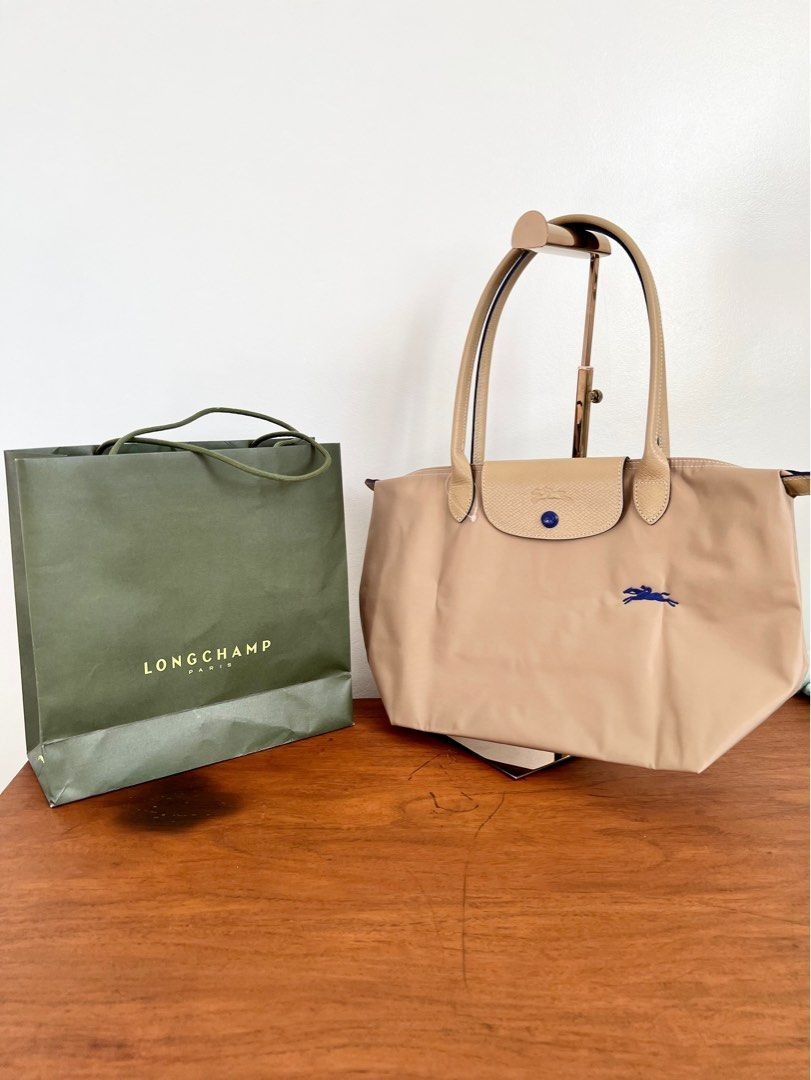 Longchamp Le Pliage Beige Tote - 70th Edition small long handle (Category: Luxury Bags & Wallets) located in Muntinlupa City. Submitted by secondemain.ph (Listing ID 1440809582, Image 2). Description: •Color: Beige •Size: 24CM Height 27CM Length Strap: (Long handle) •Hardware: Gold-tone Hardware •Other details: Zip closure, Nylon Material •Inclusions: Care card, Longchamp paperbag •SRP: Euro 180++ •Photos: Please refer to photo 2 onwards for the 