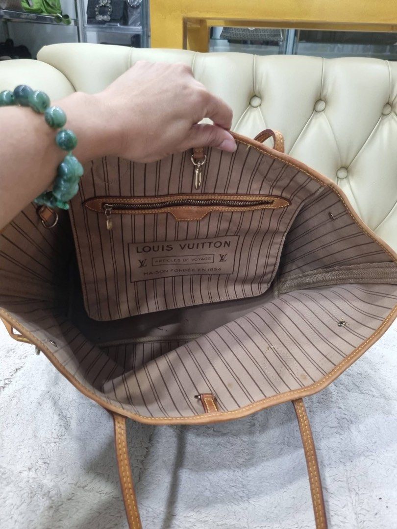 Louis Vuitton Monogram Canvas Neverfull Tote Bag (Category: Luxury Bags & Wallets) located in Davao. Submitted by cleorodin68014 (Listing ID 1440785978, Image 3). Description: - Classic Louis Vuitton Neverfull tote bag - Monogram canvas with leather trim and handles - Interior zip pocket and D-ring - Date code: SP8016 - Made in France - Timeless and perfect for everyday use.