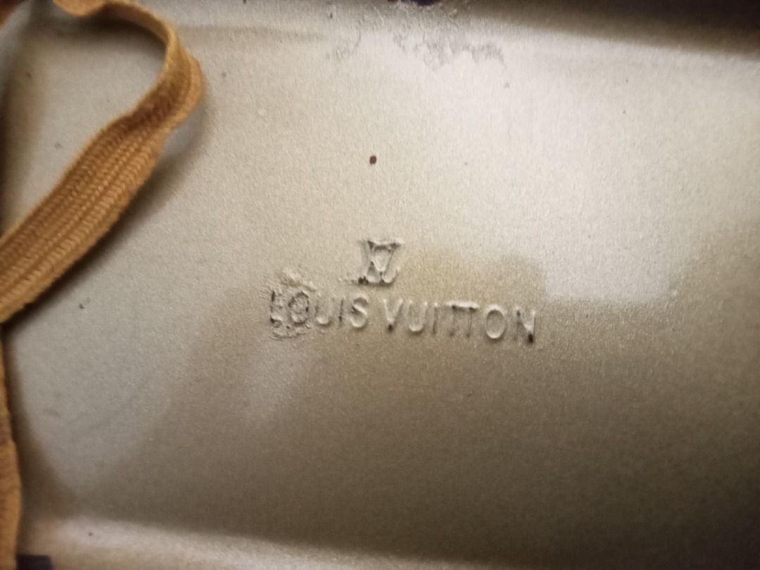 Louis Vuitton Monogram Card Holder (Category: Luxury Bags & Wallets) located in Caloocan City. Submitted by youngstone-a9a976 (Listing ID 1440779005, Image 1). Description: - Authentic Louis Vuitton card holder - Classic monogram pattern - Small and compact design - Perfect for essential cards - Shows some signs of wear, still fully functional.