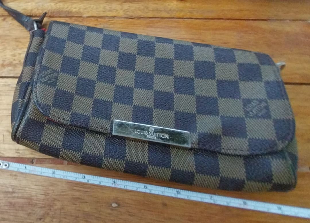 Louis Vuitton Small Bag (Category: Luxury Bags & Wallets) located in Angeles City. Submitted by city_lightsss (Listing ID 1440843733, Image 3). Description: - Pasalubong from Japan - Legit/Off not guaranteed but it is very thick & durable. Di nag babago ang color/fade at di nayuyupi yung pagka leather. It has a kili-chain handle but I took it off, so I'm selling it cheap nalang - Declutter project - Normal sign of usage, but no damage - SF c/o bu