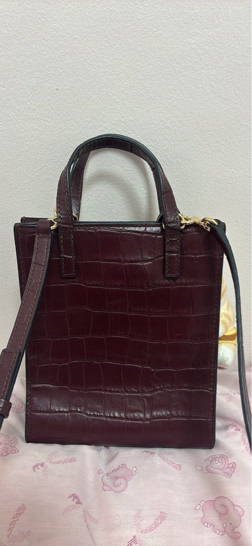 Marc Jacobs Croc Embossed Leather Bag Burgundy (Category: Luxury Bags & Wallets) located in Quezon City. Submitted by ankaaaa06 (Listing ID 1440792367, Image 2). Description: - Brand: Marc Jacobs - Color: Burgundy - Material: Croc embossed leather - Features: Top handles, detachable crossbody strap - Hardware: Gold details - Includes: Original tags, lock.