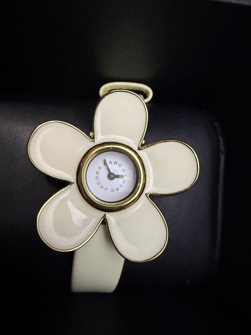Authentic Marc Jacobs Daisy Watch (Category: Women's Watches) located in Naga. Submitted by grand_trehh (Listing ID 1440895275, Image 1). Description: Marc Jacobs Daisy Watch Genuine Leather in great condition and complete with box .