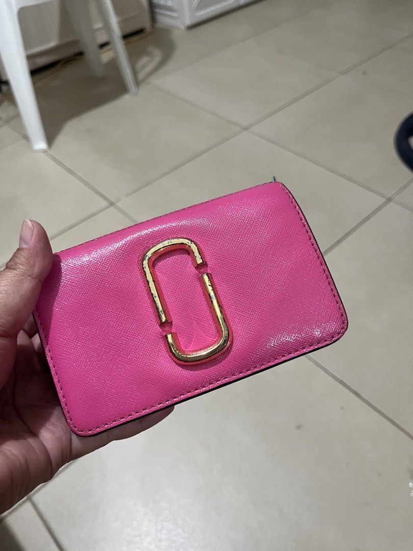 Marc Jacobs Pink Leather Bi-Fold Wallet (Category: Luxury Bags & Wallets) located in Quezon City. Submitted by yumiizashop (Listing ID 1440910561, Image 1). Description: - Pink bi-fold wallet by Marc Jacobs - Vibrant bright green interior - Multiple card slots for organization - Secure zip compartment - Elegant gold hardware detail on the front - Compact design, fits easily in pockets or small bags.