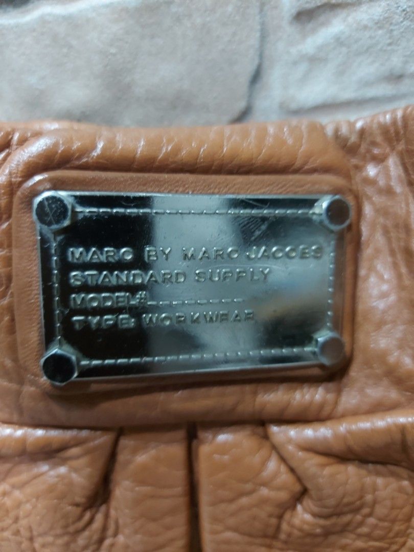 Marc jacobs re-edition hillier hobo bag (Category: Cross-body Bags) located in Quezon City. Submitted by threetwotwo2ndaccount (Listing ID 1440949278, Image 3). Description: Marc Jacobs re-edition hillier hobo bag made in indonesia ykk zipper size: H-13",L-13.5",W-2.5" issue: minimal sign of usage may konting flaws sa handle, pero good condition ung sling strap bawal sa maselan bawal sa barat.