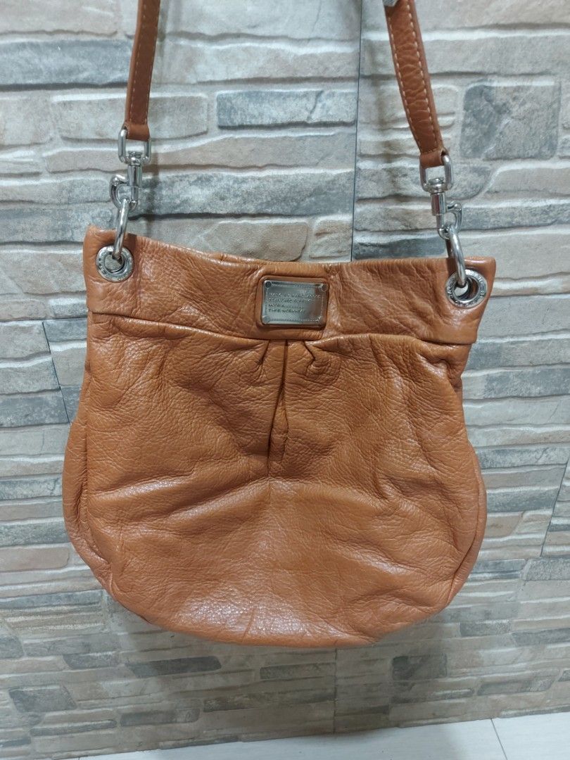 Marc jacobs re-edition hillier hobo bag (Category: Cross-body Bags) located in Quezon City. Submitted by threetwotwo2ndaccount (Listing ID 1440949278, Image 2). Description: Marc Jacobs re-edition hillier hobo bag made in indonesia ykk zipper size: H-13",L-13.5",W-2.5" issue: minimal sign of usage may konting flaws sa handle, pero good condition ung sling strap bawal sa maselan bawal sa barat.