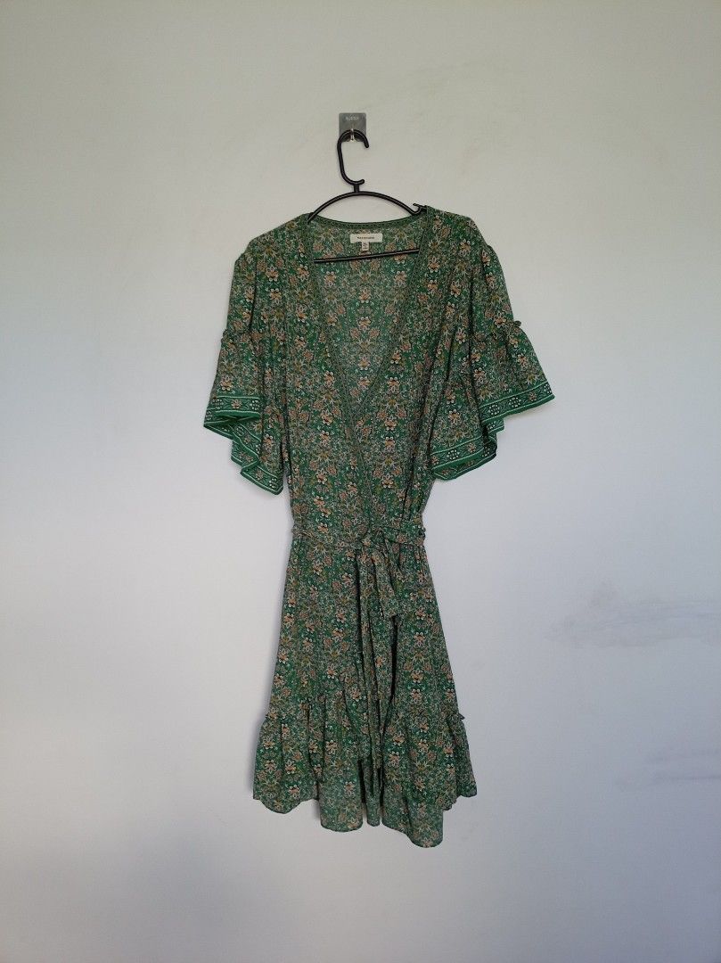 Max Studio Green Floral Dress (Category: Dresses) located in Mabalacat. Submitted by twilight_radar (Listing ID 1440914289, Image 1). Description: .