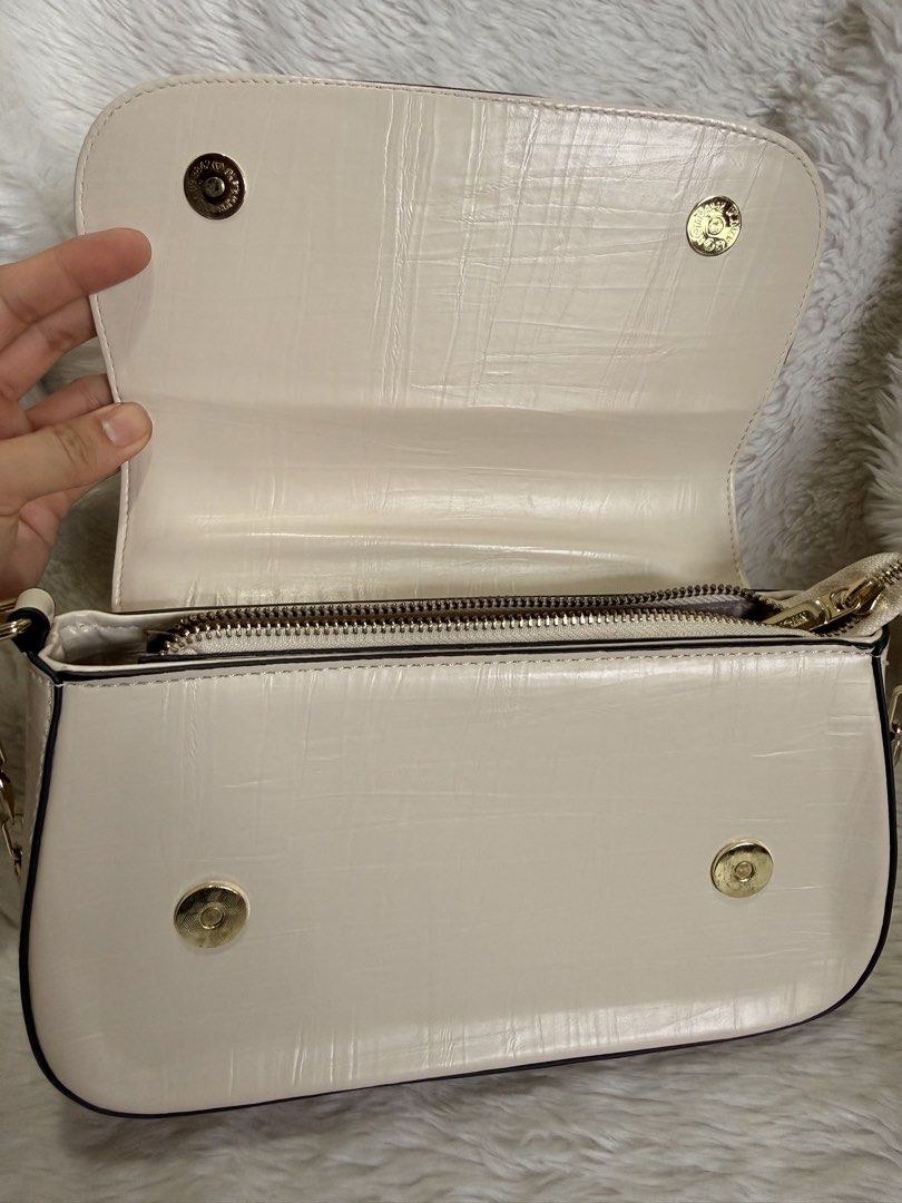 Michaela Cream Shoulder Bag with Gold Chain (Category: Shoulder Bags) located in Mandaluyong City. Submitted by classymissy014 (Listing ID 1440856143, Image 3). Description: - Chic cream-colored shoulder bag - Elegant textured finish - Versatile with gold chain strap and leather strap options - Secure magnetic snap closure on flap - Organized interior with zippered compartment and slip pocket - Spotless interior lining - Ideal for everyday wear a
