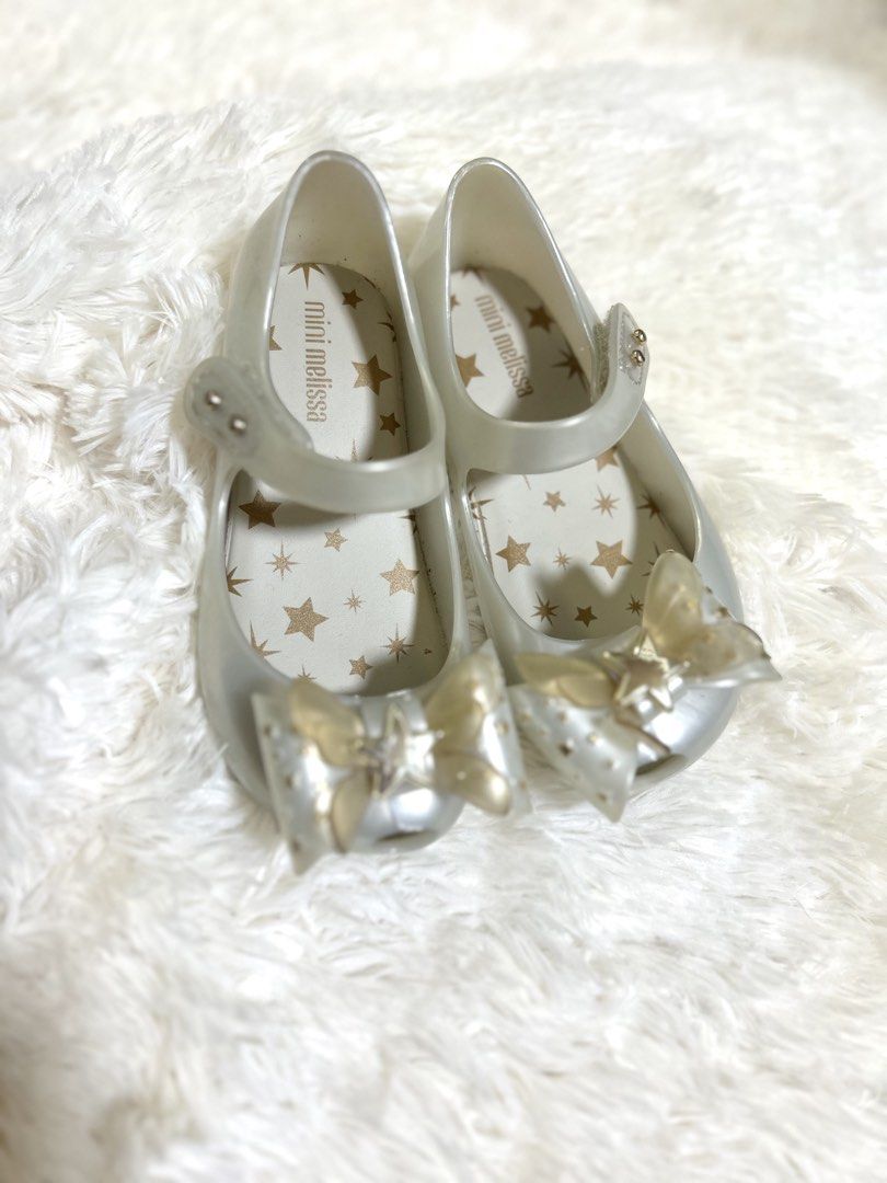 Mini Melissa Jelly Shoes with Bows - Silver (Category: Babies & Kids Fashion) located in Mandaluyong City. Submitted by yadon01 (Listing ID 1440795669, Image 2). Description: US 9, EU 25/26, BRA 23/24, 15.5cm - Adorable Mini Melissa jelly shoes - Shimmery silver color - Cute bows with star details - Easy strap closure - Great for parties or everyday wear.