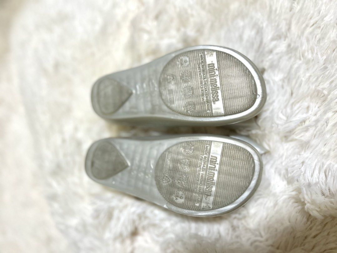 Mini Melissa Jelly Shoes with Bows - Silver (Category: Babies & Kids Fashion) located in Mandaluyong City. Submitted by yadon01 (Listing ID 1440795669, Image 3). Description: US 9, EU 25/26, BRA 23/24, 15.5cm - Adorable Mini Melissa jelly shoes - Shimmery silver color - Cute bows with star details - Easy strap closure - Great for parties or everyday wear.