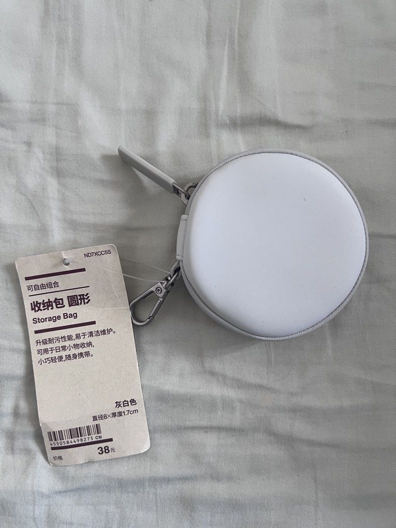 Muji Combination Round Storage (Category: Everything Else Others) located in Makati City. Submitted by v_nav (Listing ID 1440834586, Image 1). Description: Made of PU material, it feels soft and comfortable and is not easy to get wet. Can store daily small items, such as headphones, keys, cards, etc. You can freely combine it with other storage bags to increase storage space. diameter 8 x 1.7 cm White.