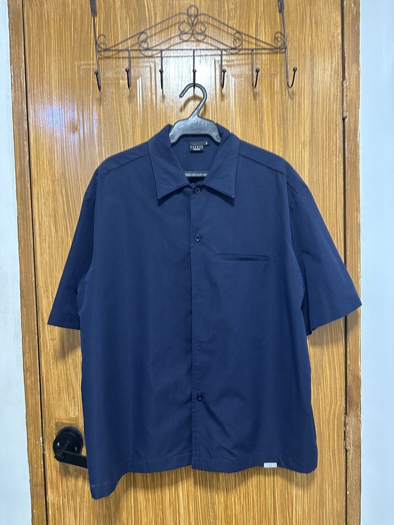Navy Blue Short Sleeve Button Up Shirt (Category: Tshirts & Polo Shirts ) located in Quezon City. Submitted by munozla31 (Listing ID 1440844694, Image 1). Description: - Boxy Fit - Size Large (23W x 27.5L) - Like New.