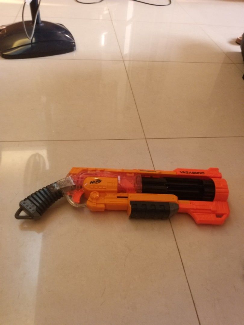 Nerf bundle （分類：動作及對戰玩具）位於 Hong Kong。 由 cc1whaj 提交（商品編號 1440872743，圖片 3）。簡介： selling with bullets and magazine 。